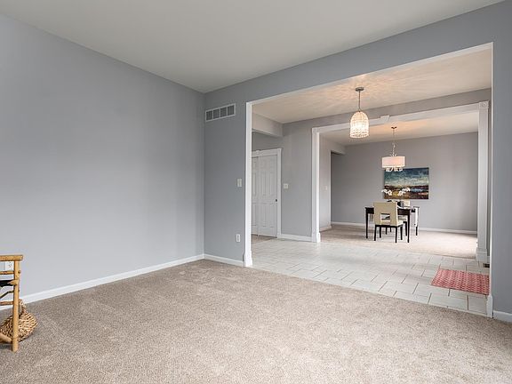 4th image of 920 Bellerive Manor Dr