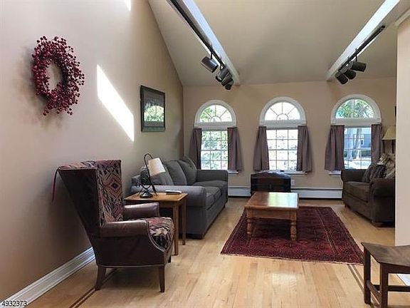 5th image of 2127 Lakeside Dr W