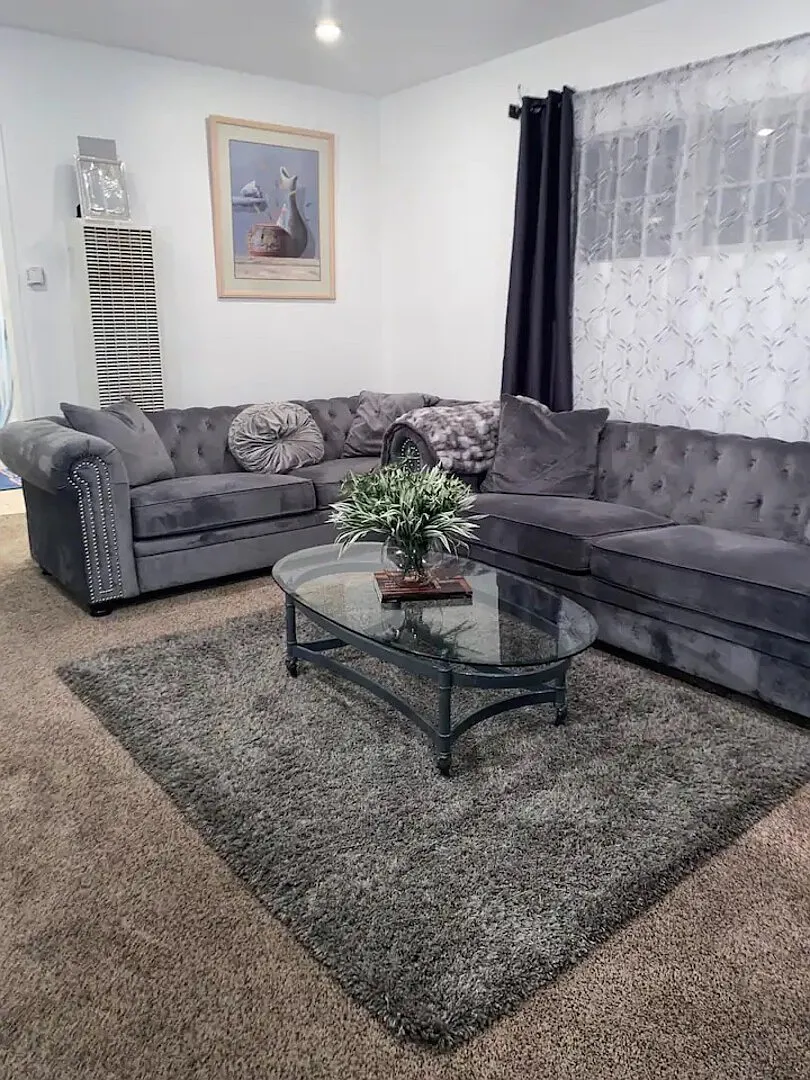 Contemporary 2-Bedroom Apartment with Modern Amenities — Photo 4