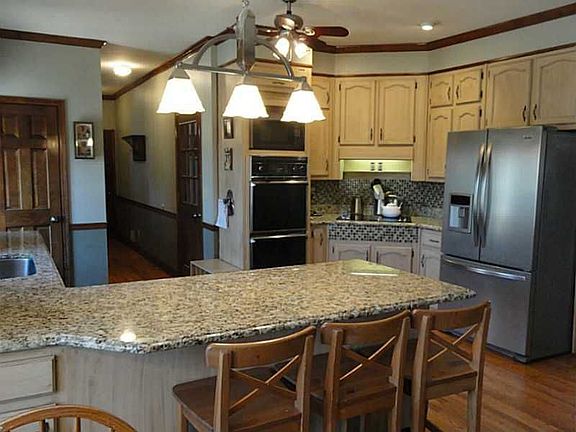 3rd image of 331 Woodvine Dr