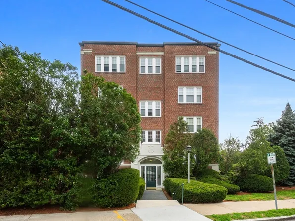 21 Bradlee Rd APT 32, Medford, MA 02155