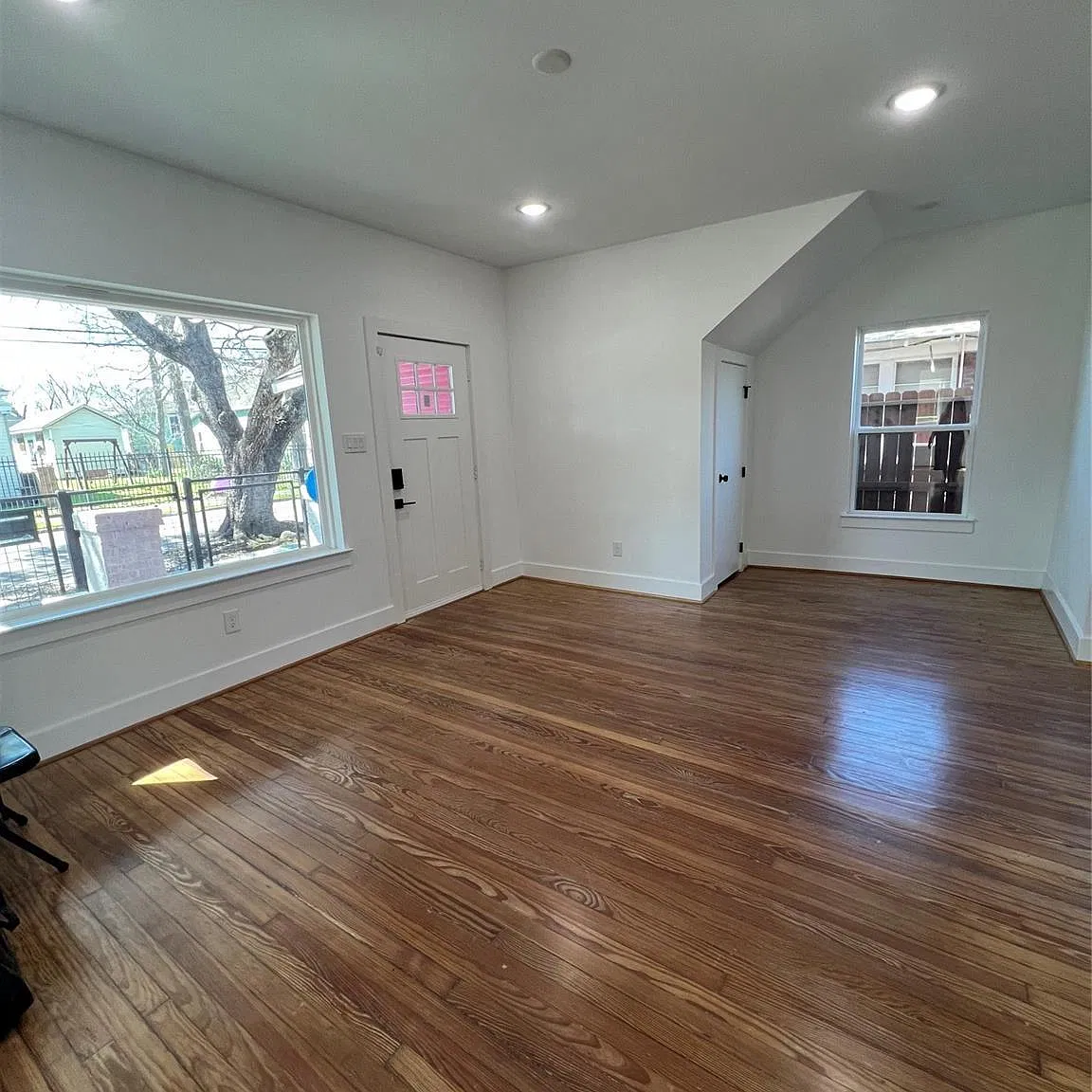 2 bed, 1.0 bath, 1340 sqft, $2,200 — Photo 3
