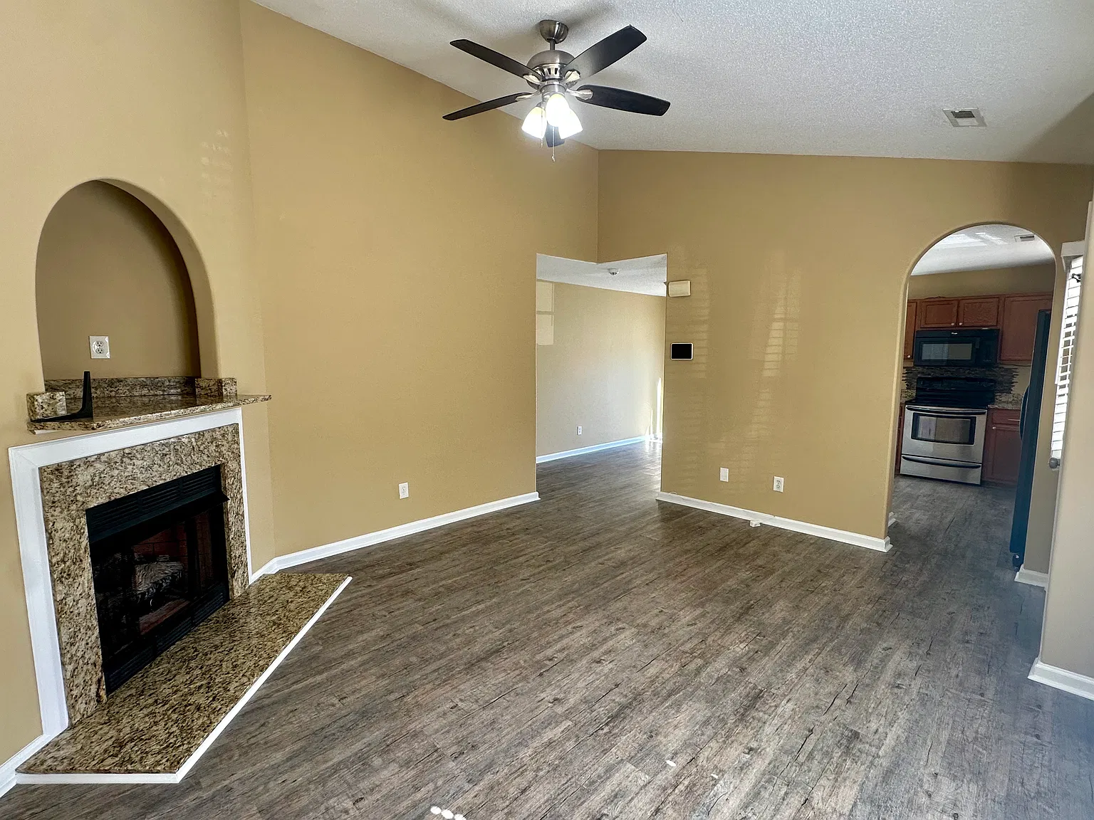 3 bed, 1300 sqft, $1,800 — Photo 2