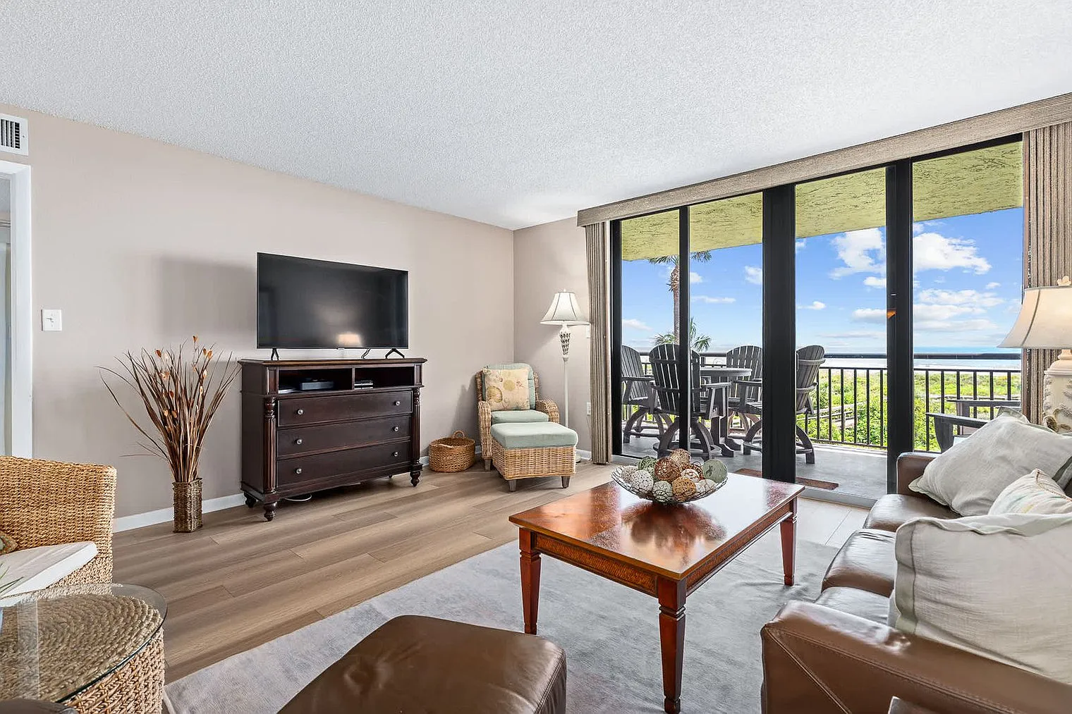 2 bed, 2.0 bath, 1388 sqft, $3,819 — Photo 2