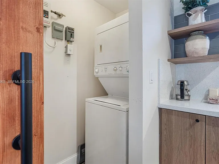920 SW 9th St — Photo 37