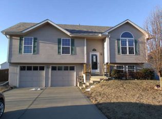 807 Paradise Ln, Smithville, MO 64089