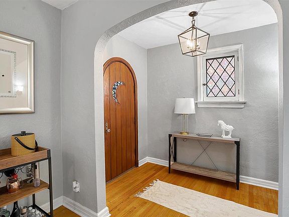 4th image of 5223 Winona Ave