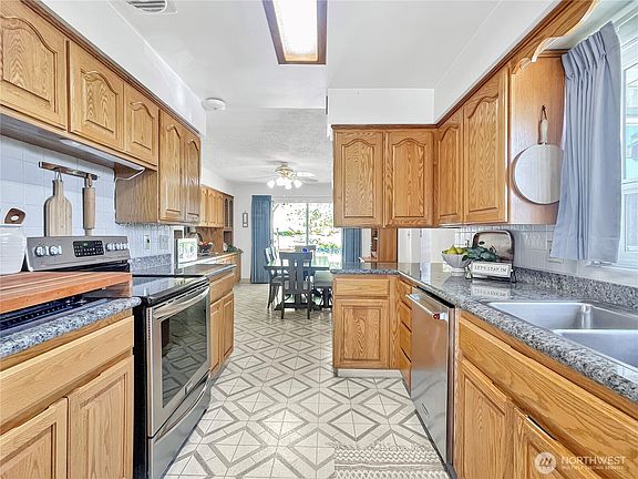 3rd image of 2116 Cascade Way