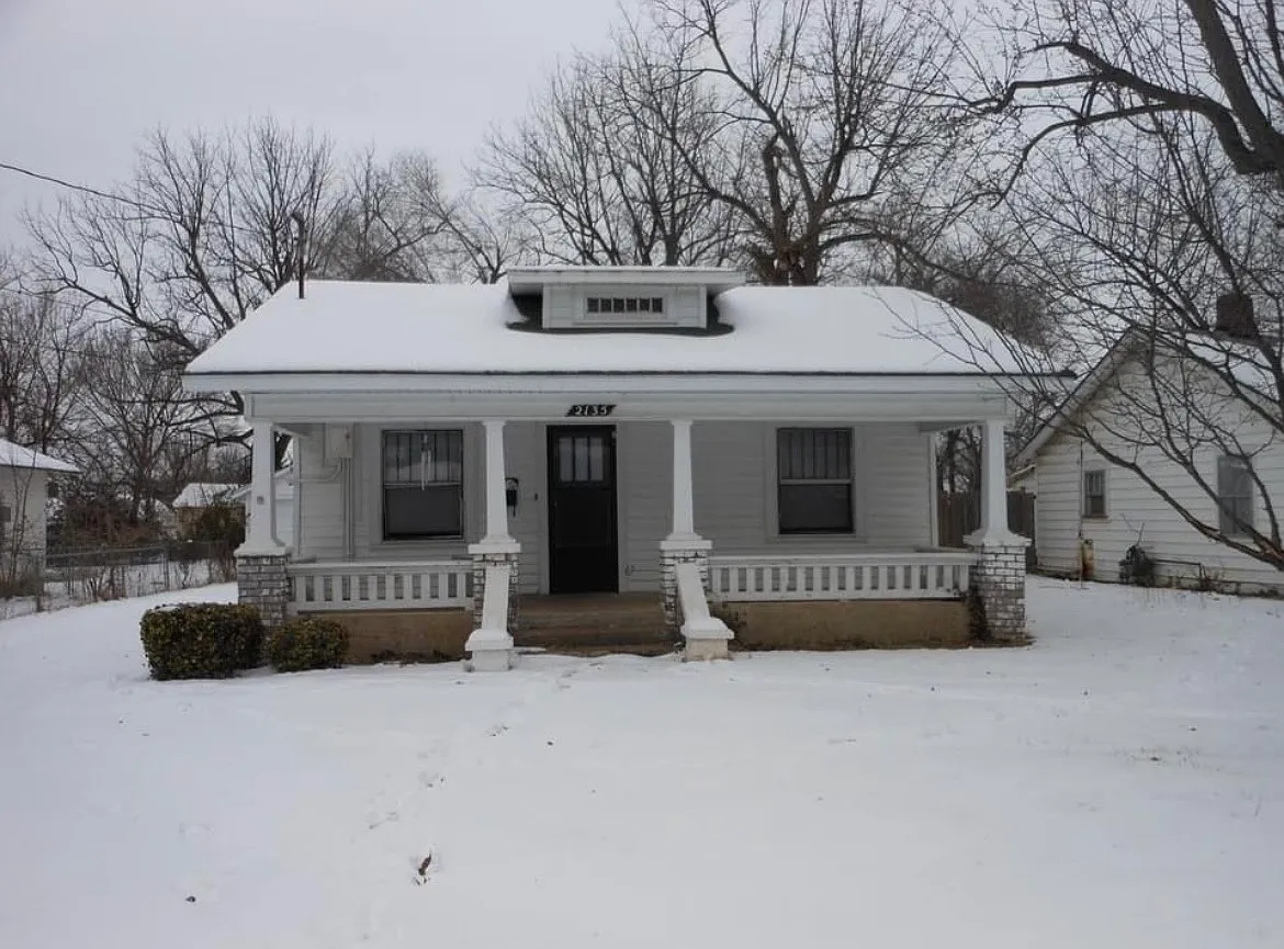 2 bed, 900 sqft, $925 — Photo 1