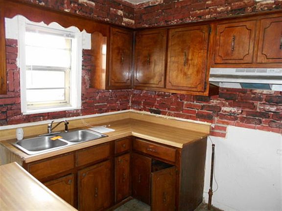 4th image of 2752 Jeffrey Ave