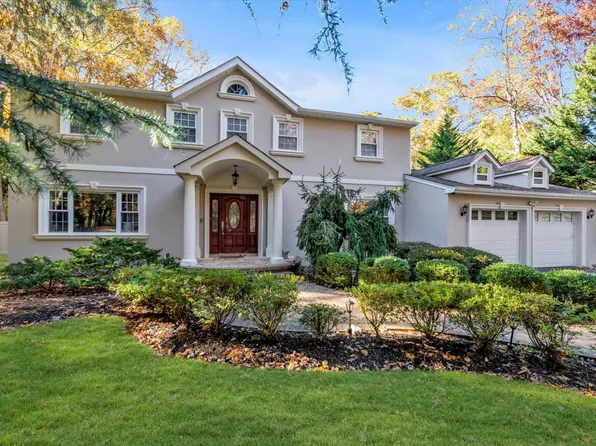 41 Arista Dr, Dix Hills, NY 11746