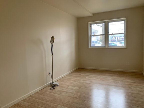 4th image of 100 Hamlin Pl #1A