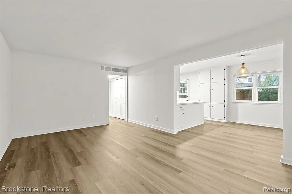2 bed, 1.0 bath, 812 sqft, $1,500 — Photo 2