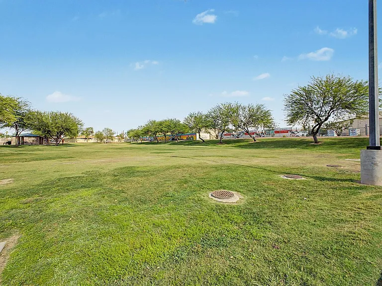 2605 E Lemon St — Photo 32