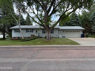 37 Sunrise Dr, Watertown, SD 57201