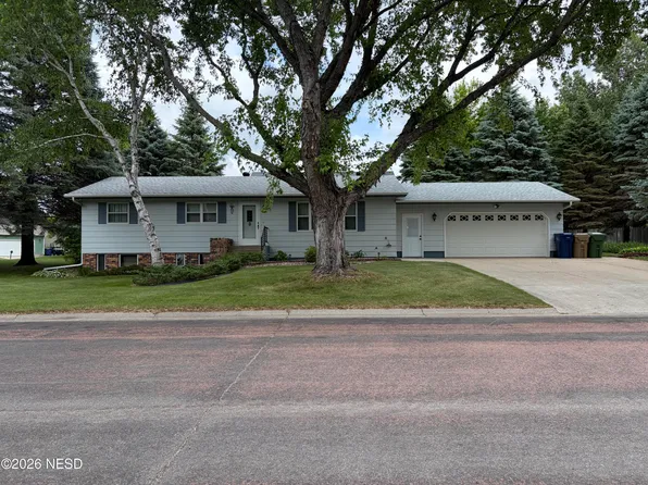 37 Sunrise Dr, Watertown, SD 57201