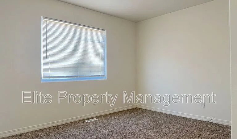 161 S Stardust Cir — Photo 2