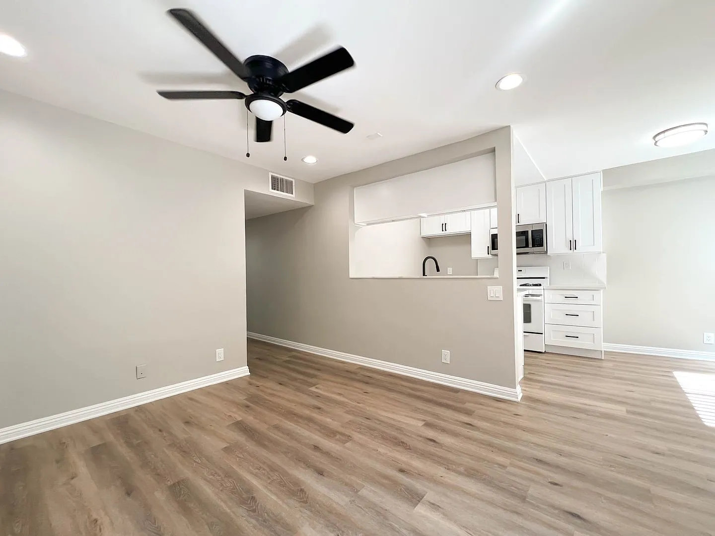 Stunning Two Bedroom in The Heart Of Glendale! — Photo 4