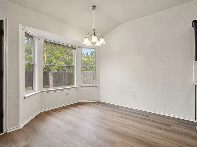 903 Luke Ln — Photo 32