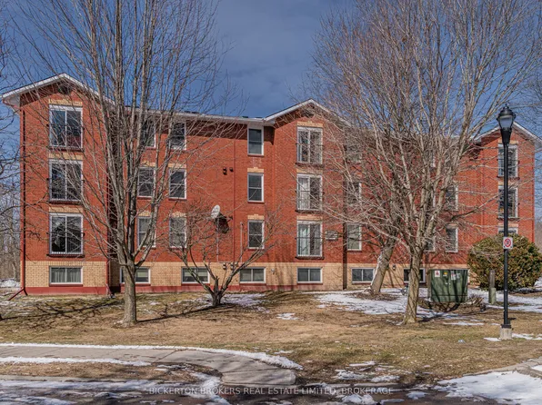 540 Talbot Pl #102, Gananoque, ON K7G 3C6