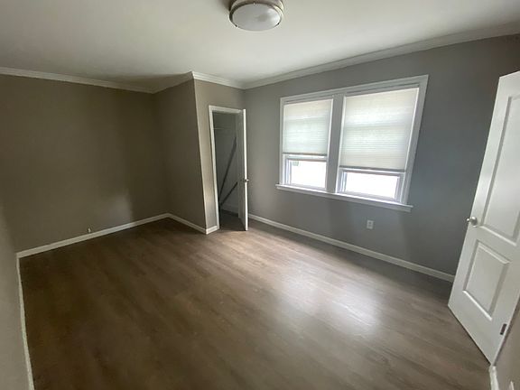3rd image of 975 Forest Ave