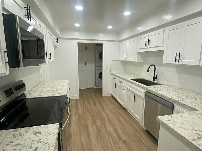 The Corinthian Apartments — Photo 1