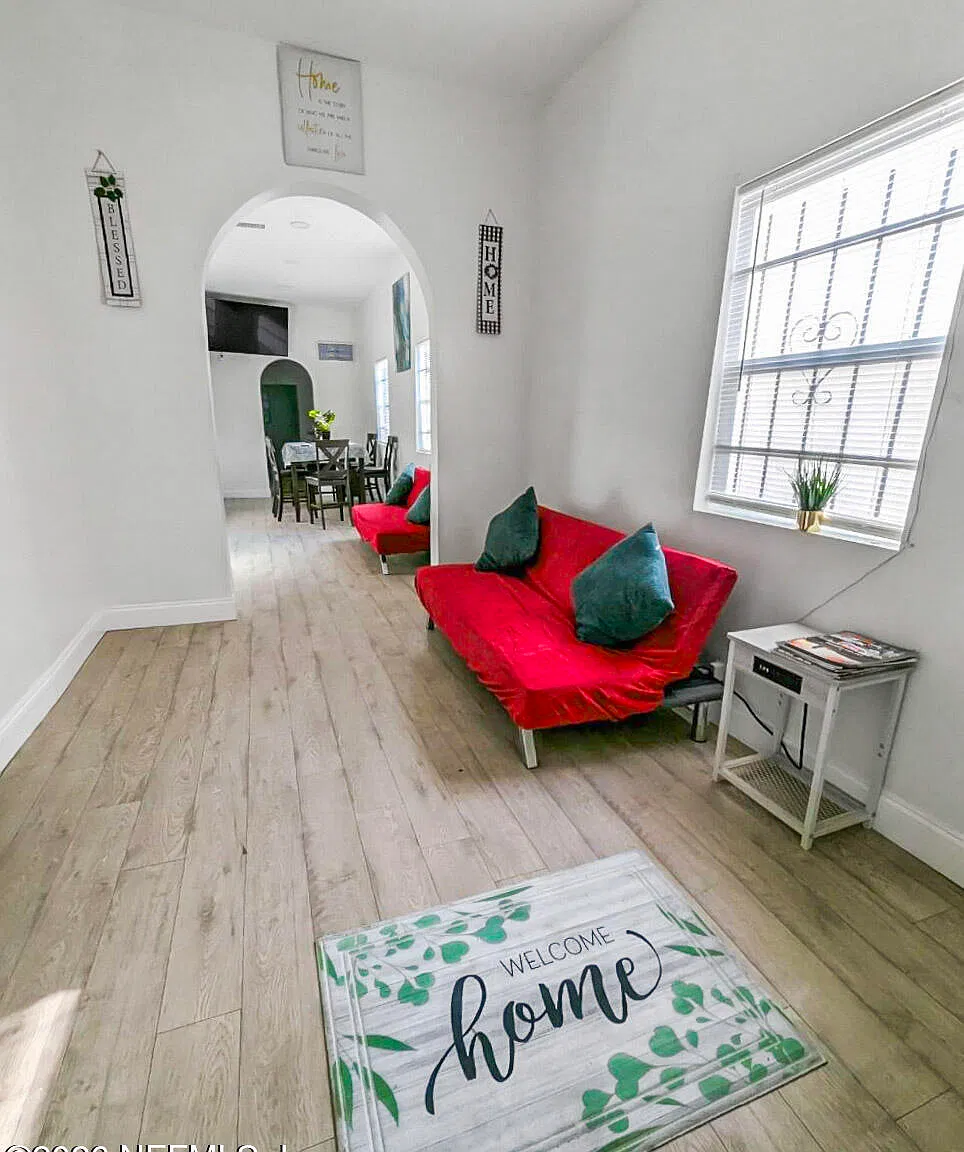 4 bed, 2.0 bath, 1401 sqft, $2,299 — Photo 2