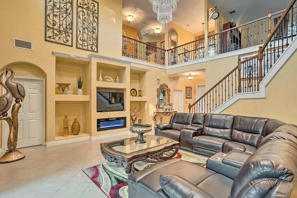 5 bed, 2.0 bath, 4500 sqft, $4,900 — Photo 3