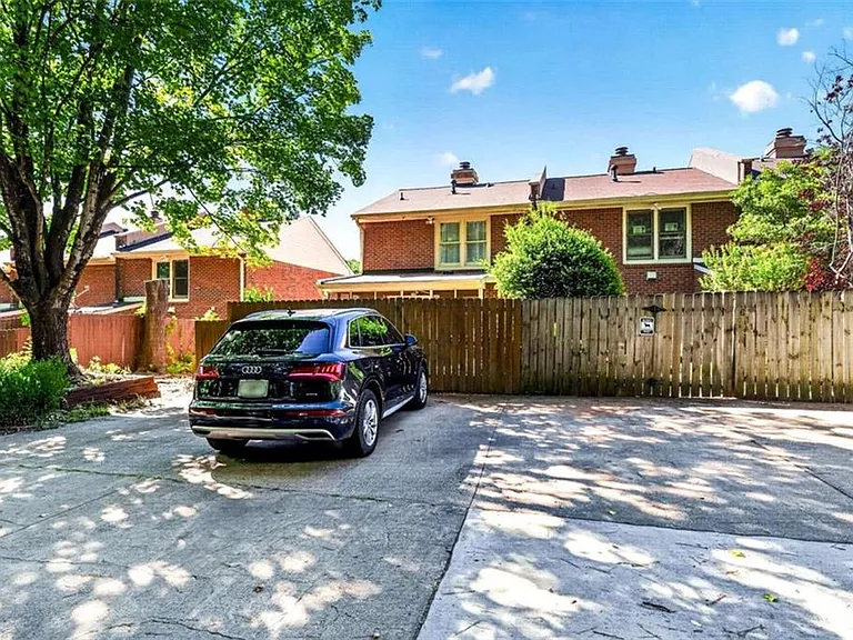 6117 Queen Anne Ct — Photo 3