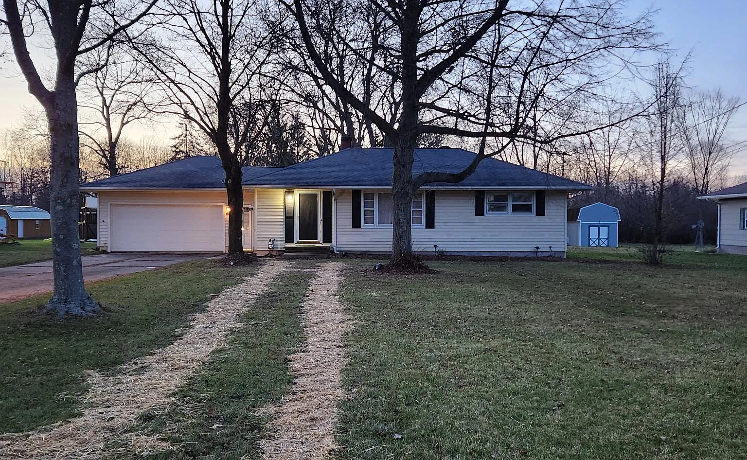 3 bed, 1.5 bath, 1944 sqft, $2,400 — Photo 1
