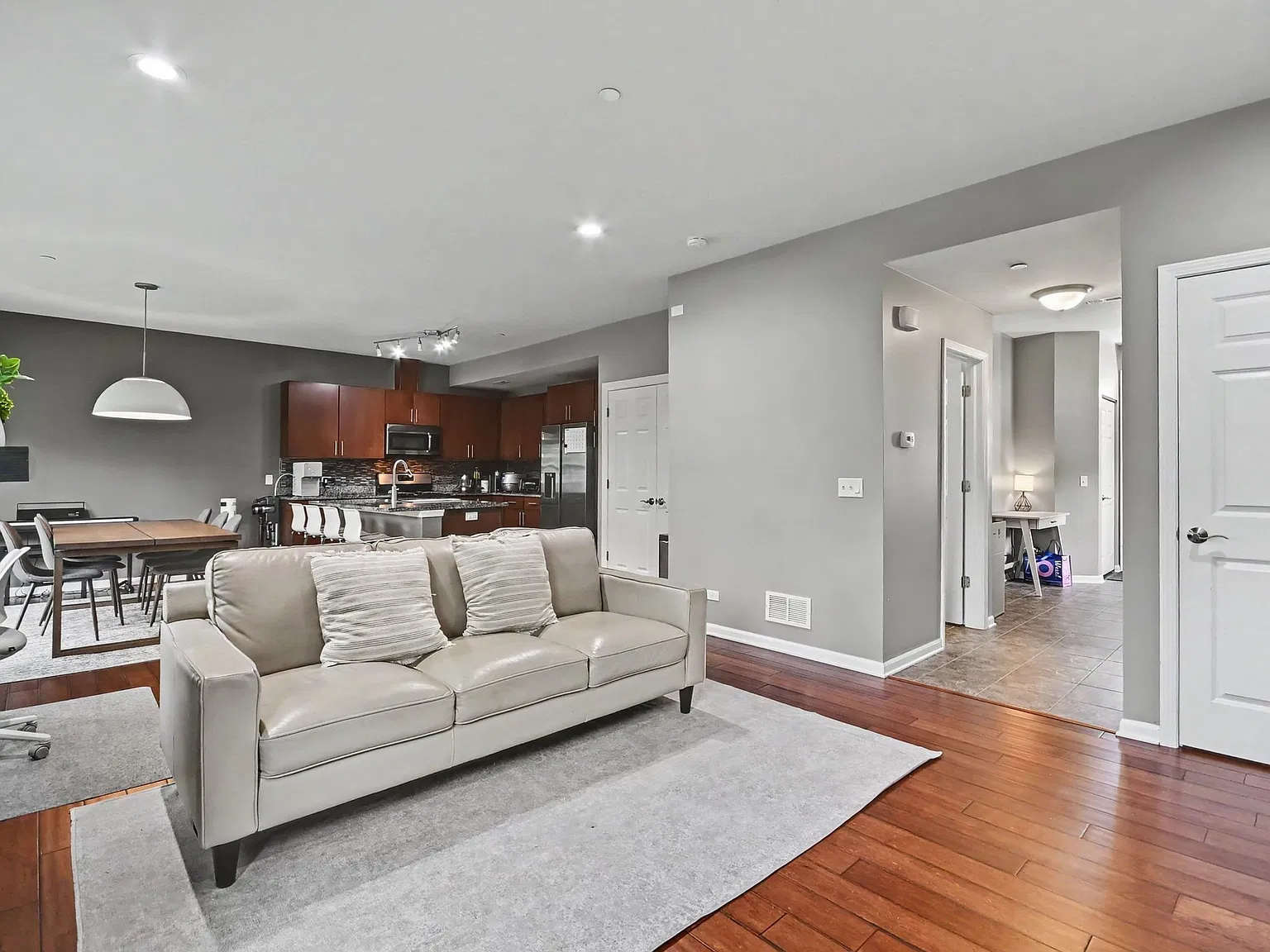 3 bed, 2.5 bath, 1936 sqft, $3,300 — Photo 4