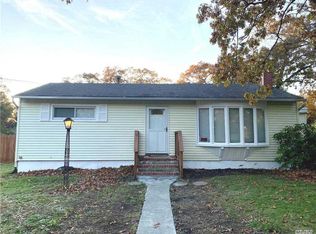 24 Long St, Lake Grove, NY 11755