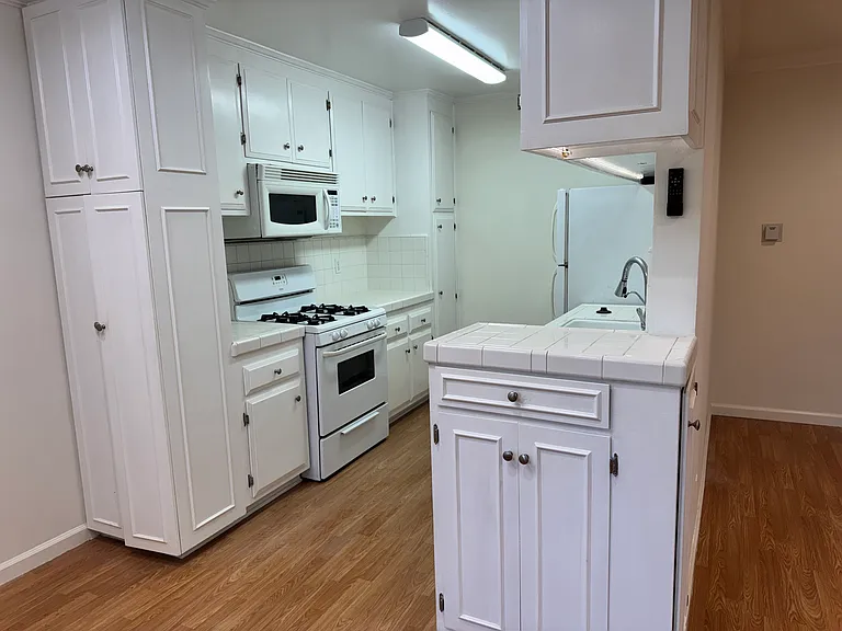 1280 S Barrington Ave #10 — Photo 20