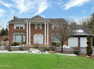 1 Crossbow Ln, Woodbury, NY 11797