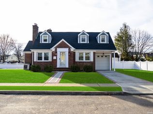 100 Cambridge Ave, Stewart Manor, NY 11530