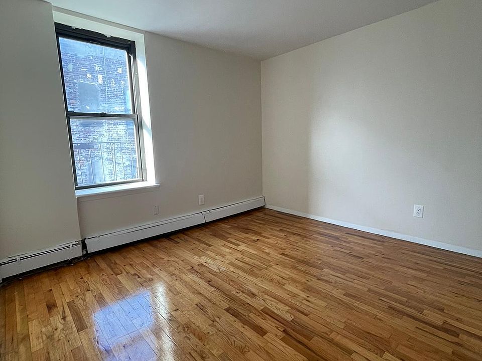 1st image of 915 E 179th St