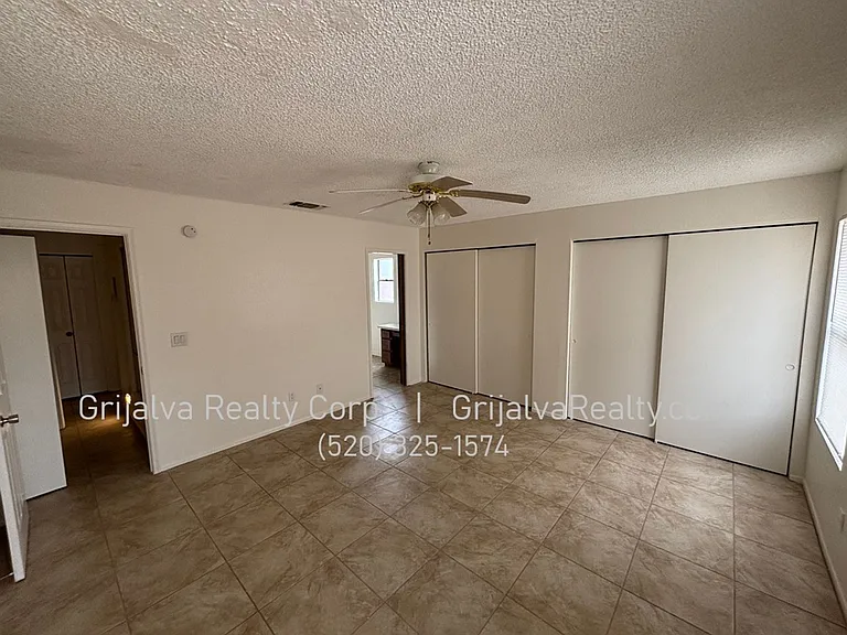 1821 W Mountain Oak Ln — Photo 8