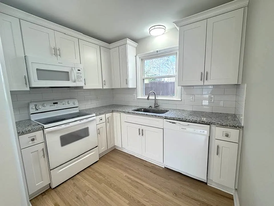 3 bed, 975 sqft, $1,895 — Photo 3