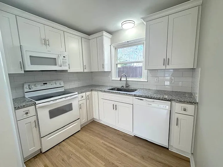 439 Sadie Dr — Photo 3