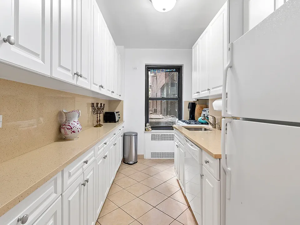 19 E 80th St #3E