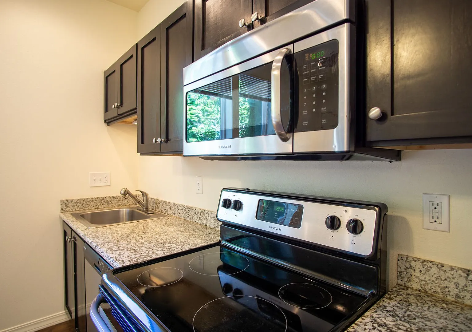 Sellwood 1Bdr Townhouse w/ W/D, DW, & Balcony! — Photo 1