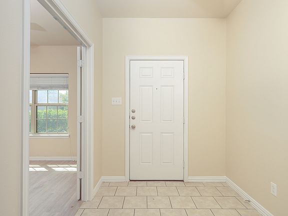 4th image of 801 Silvermoon Dr