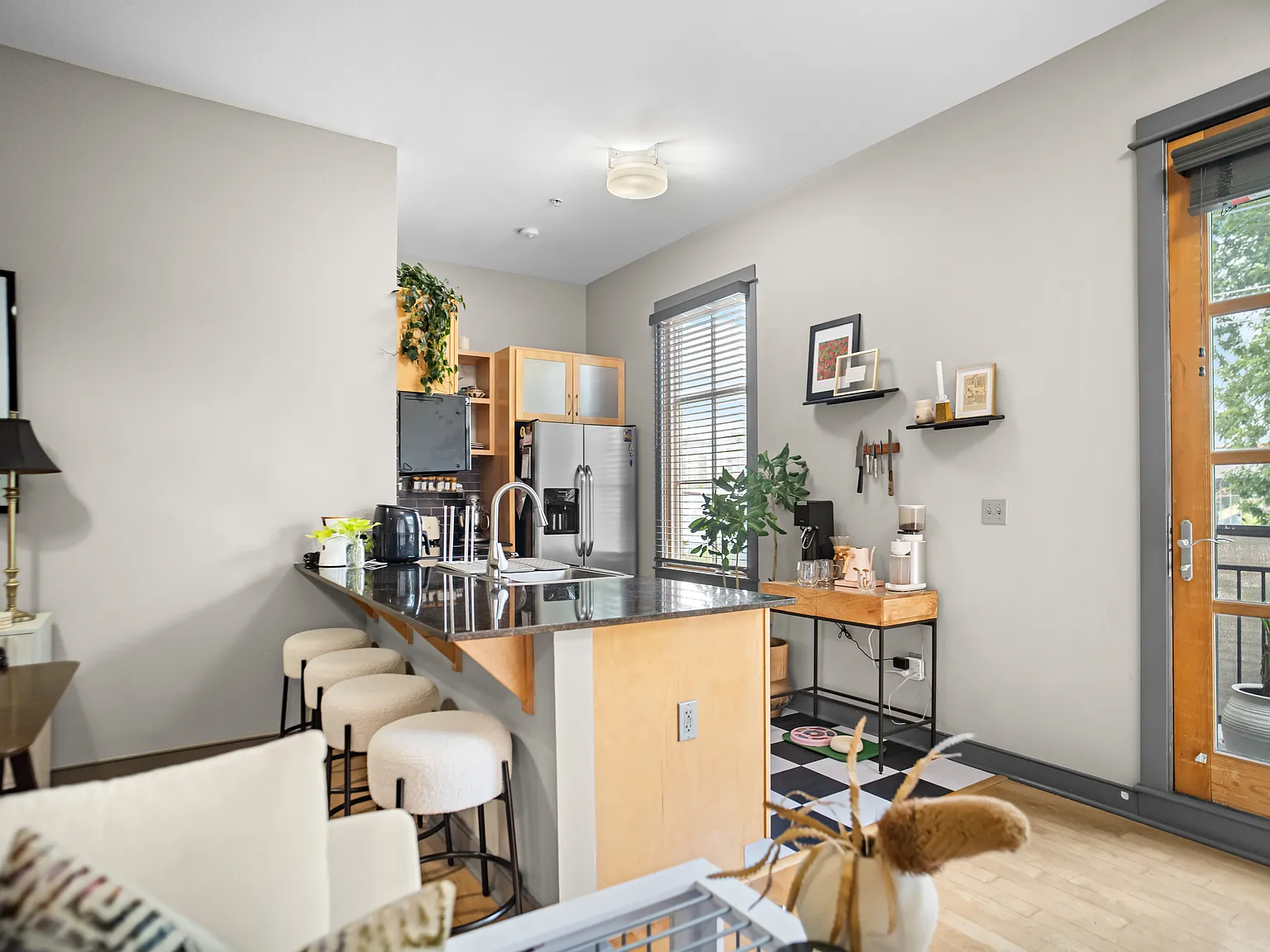 2 bed, 1055 sqft, $2,100 — Photo 4