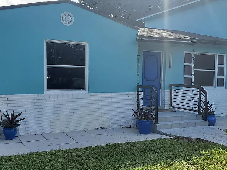 1548 SW 28th Ave — Photo 3