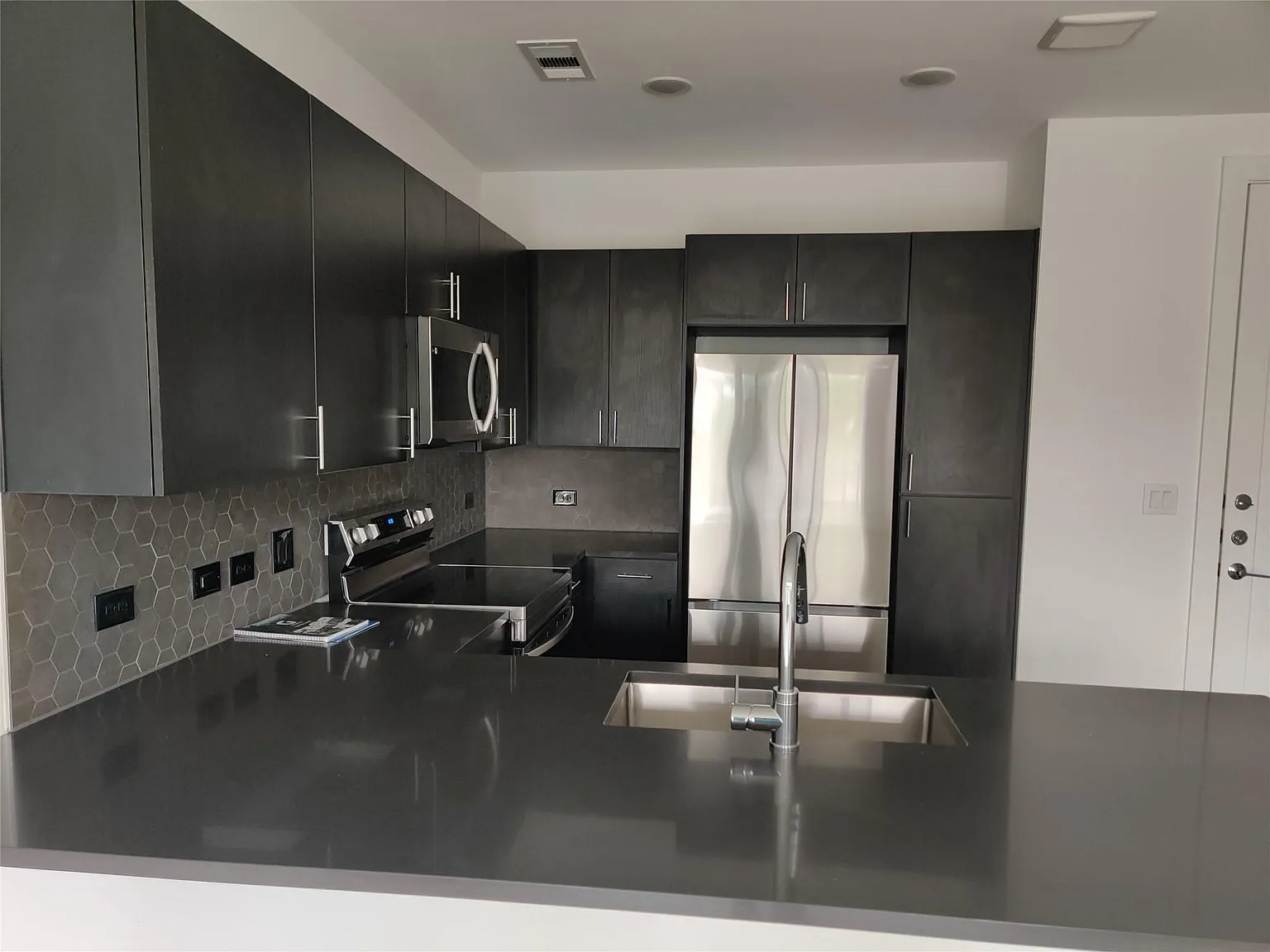 1 bed, 1.0 bath, 698 sqft, $1,695 — Photo 2