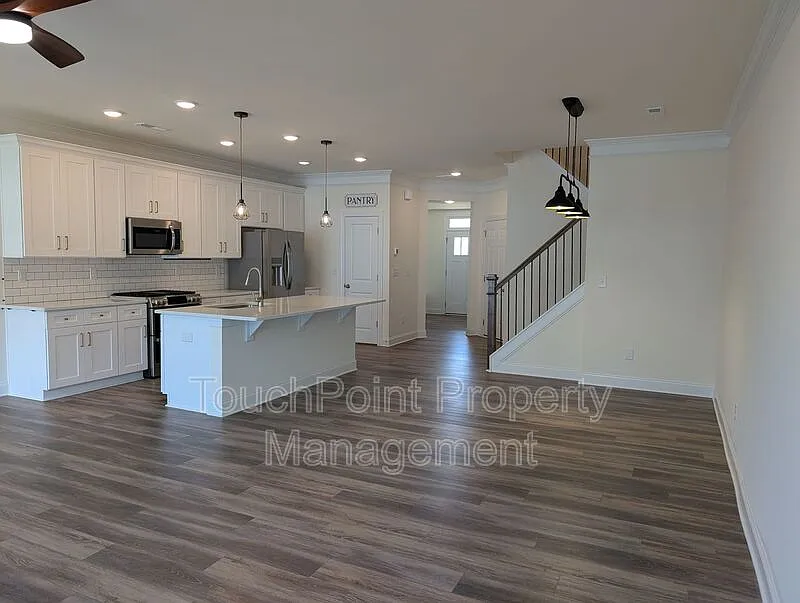 3 bed, 2.5 bath, 1817 sqft, $2,200 — Photo 2