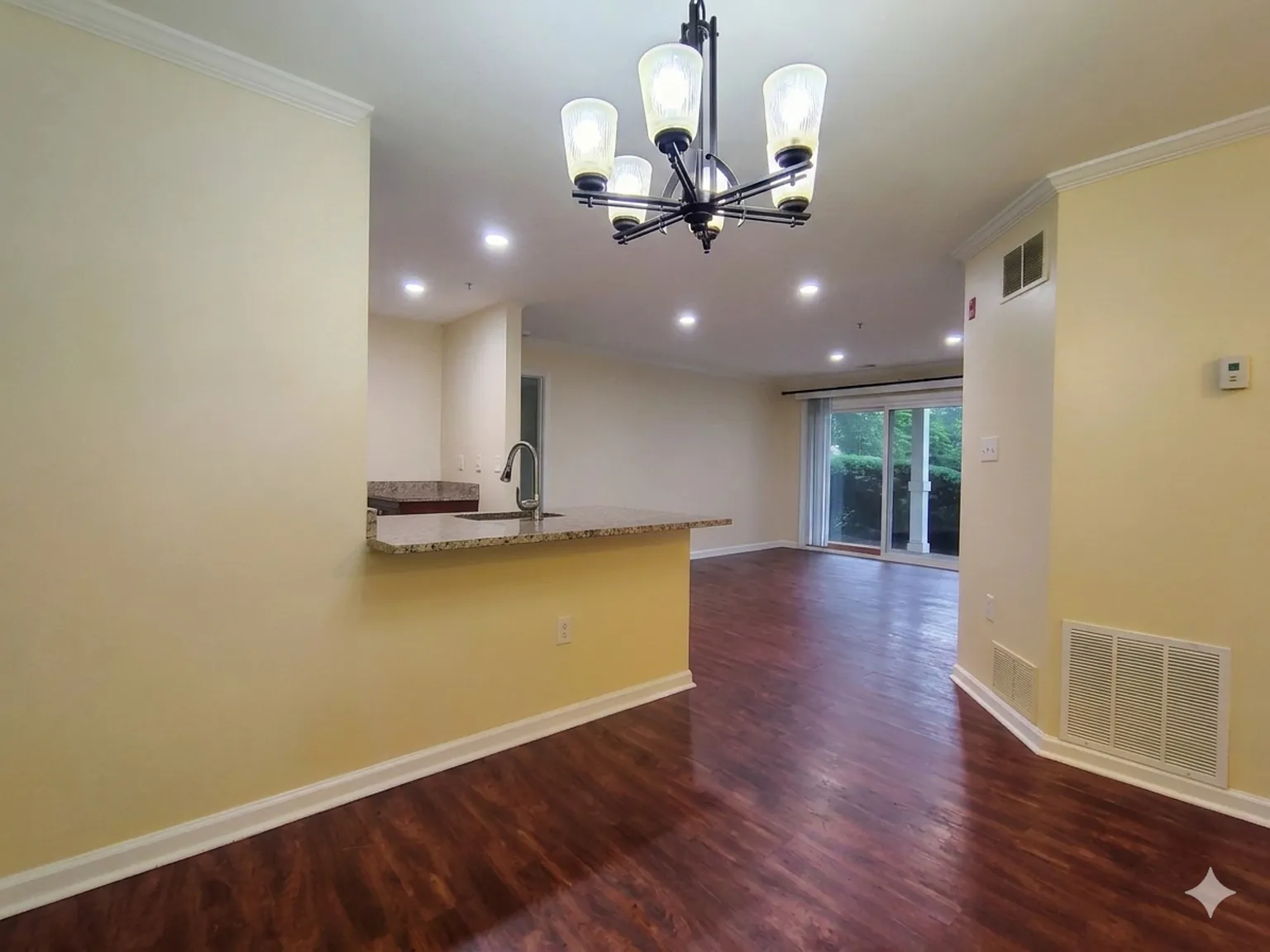 Apartment for Rent — Photo 2