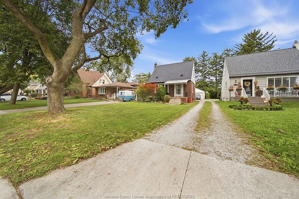 3 bed, 1.5 bath, $2,600 — Photo 2