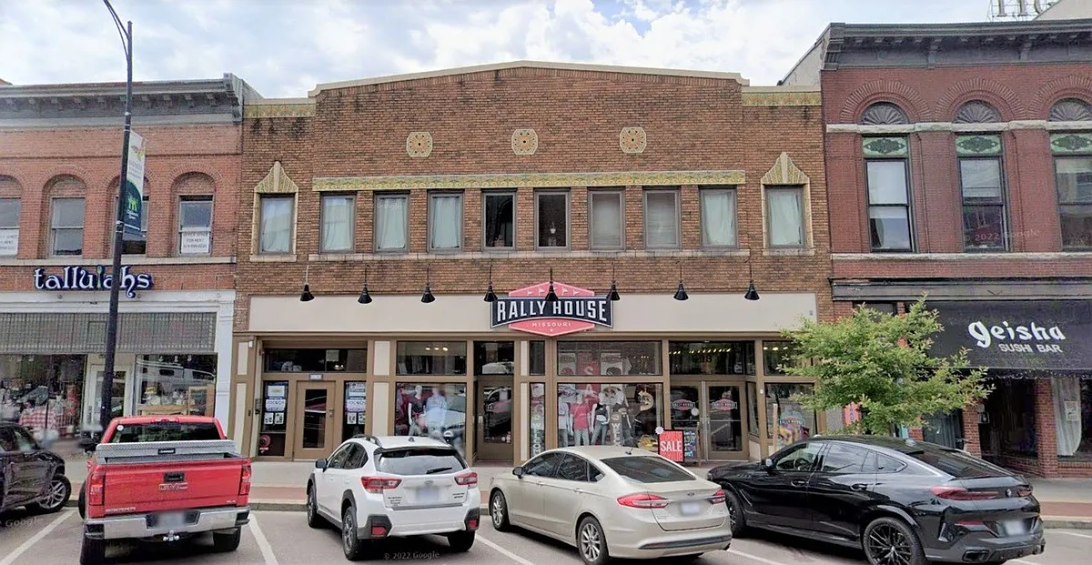 Building Photo - 810 E Broadway