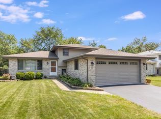 812 Pine Needle Ln, Joliet, IL 60432